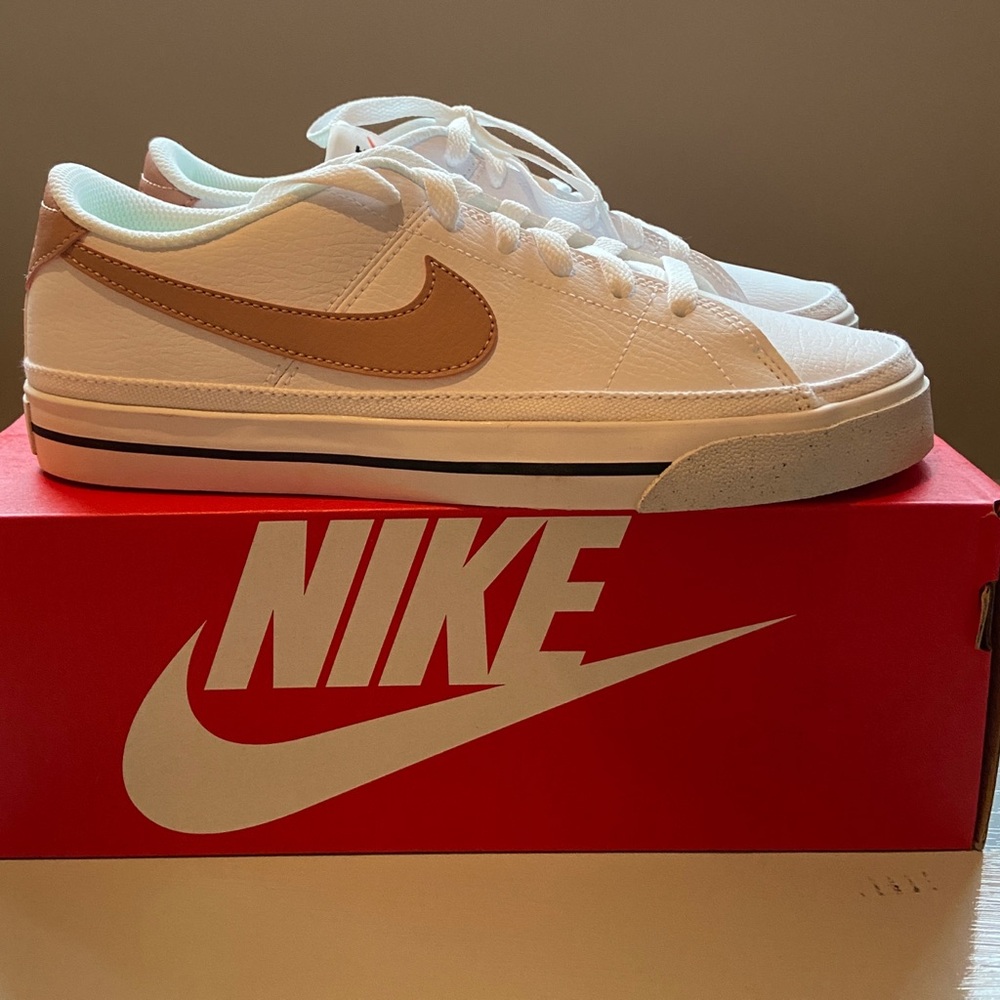 New in box. Women’s court legacy size 8.